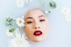 美顔ローラーで肌をケアする女性のイメージ
