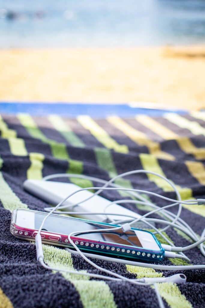 モバイルバッテリーを持って外出する夏のシーンのイメージ