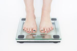 体組成計で体重・体脂肪を測定するイメージ